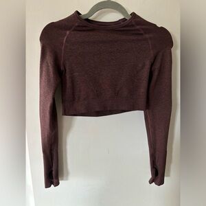 Dark purple/light brown workout top. Crop top with long sleeves and thumb holes.